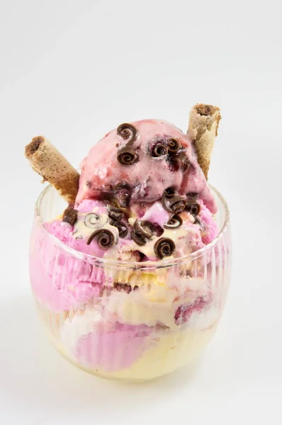 Différentes saveurs de crème glacée dans une tasse en verre — Photo