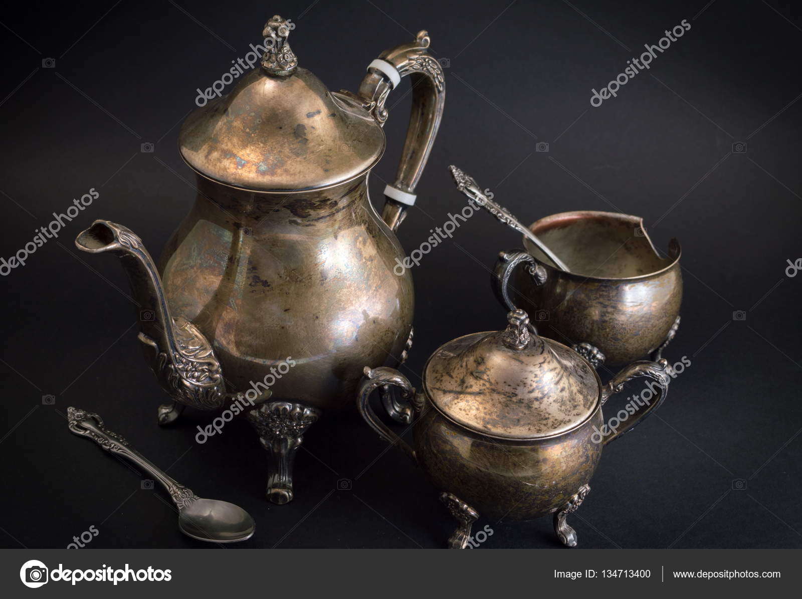 Vecchi utensili da cucina d\'argento sul nero — Foto Stock ... Vecchi utensili da cucina d\'argento sul nero — Foto Stock ...