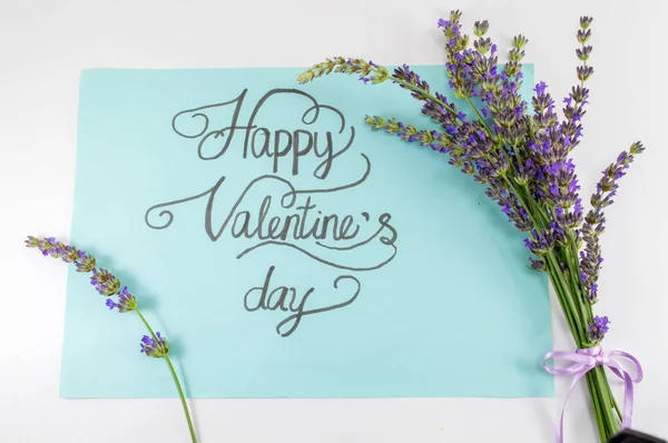 라벤더 꽃과 함께 행복 한 발렌타인 데이 카드 — 스톡 사진