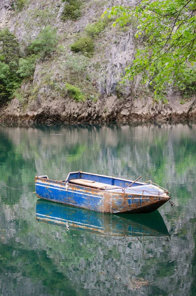 Barca galleggiante su acque calme del lago — Foto Stock