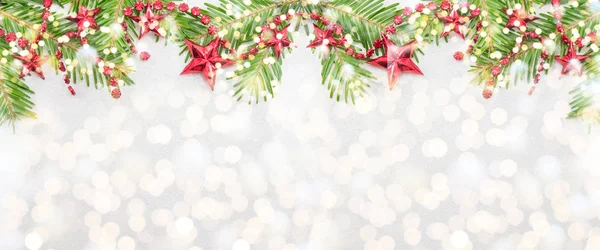 Ramos de árvore de abeto e ornamentos de Natal em forma de estrela — Fotografia de Stock