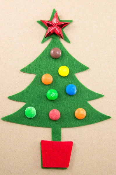 Árbol de Navidad decorado con bombones dulces — Foto de Stock