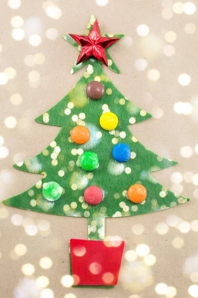 Árvore de Natal decorada com bombons doces — Fotografia de Stock