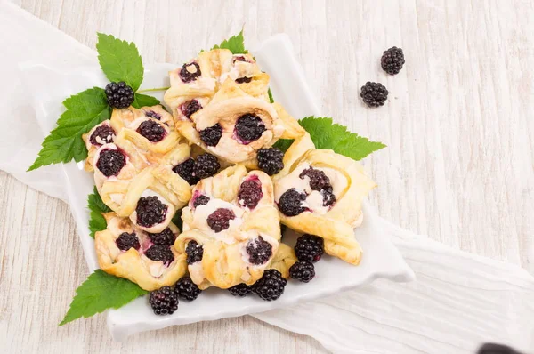 Pasta sfoglia di more con budino di vanila — Foto Stock