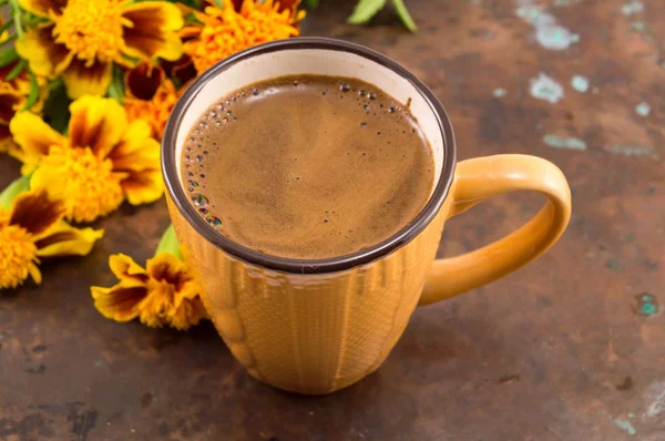 Чашка кави в зимовій тематичній чашці з квітами — стокове фото