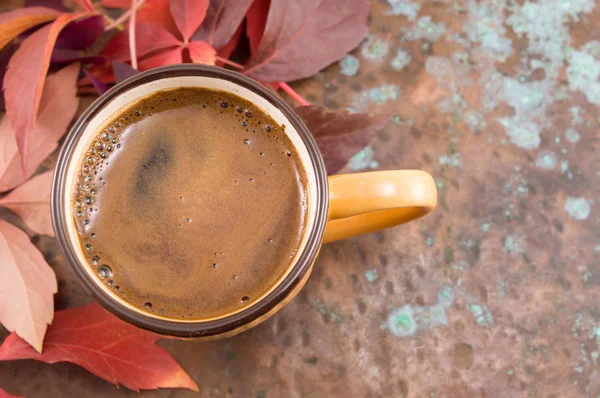 Tasse Kaffee und rote Herbstblätter — Stockfoto