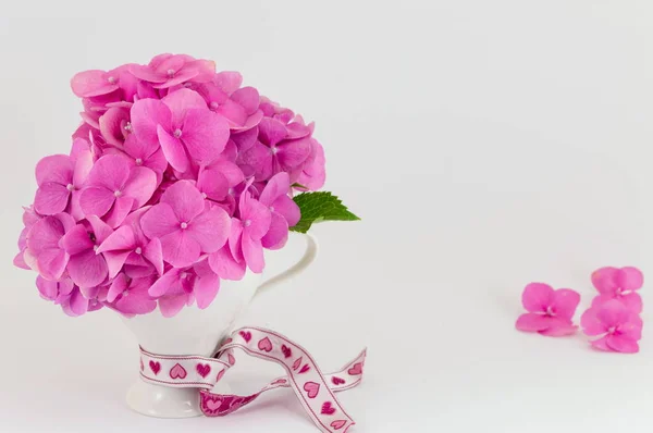 Ramo de flores de color rosa hortensia en un jarrón —  Fotos de Stock