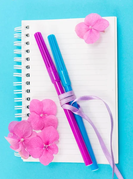 Caderno e canetas coloridas — Fotografia de Stock