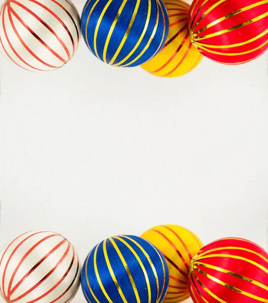 Три різдвяні кульки на білому — стокове фото
