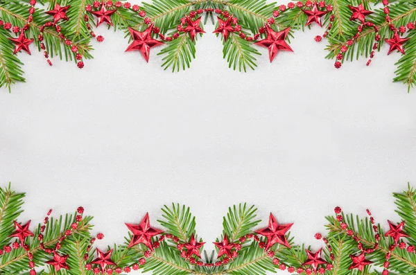Rami di abete e ornamenti natalizi a forma di stella — Foto Stock