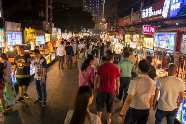 Nanning, China - 20 September: Uitzicht op de avondmarkt meeste fam — Stockfoto