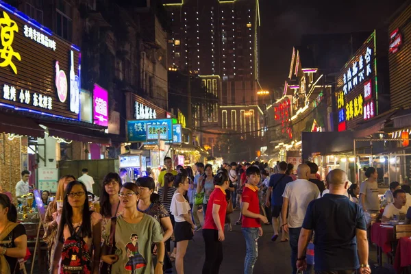 Nanning, Chiny - 20 września: Zobacz w nocy rynku większość fam — Zdjęcie stockowe