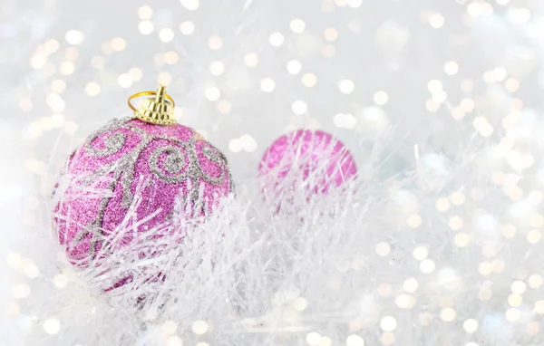 Пурпурные рождественские шары с серебряными украшениями — стоковое фото
