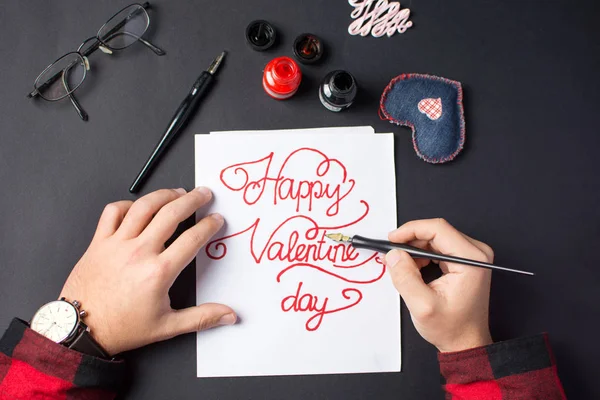 Αρσενικό χέρια γράφοντας μια κάρτα ημέρα του Αγίου Βαλεντίνου — Φωτογραφία Αρχείου