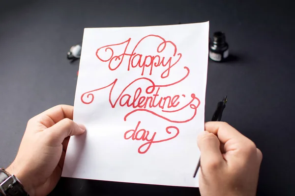 Man schrijven een Valentines day card — Stockfoto