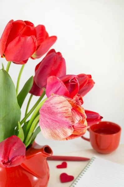 Røde tulipaner i en vase - Stock-foto