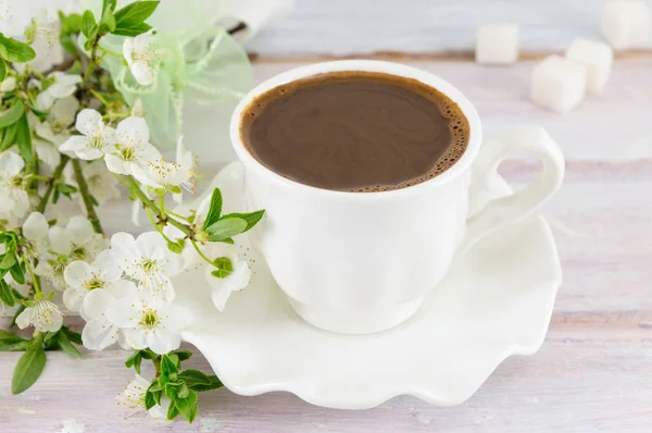 Чашка кави та весняних квітів — стокове фото