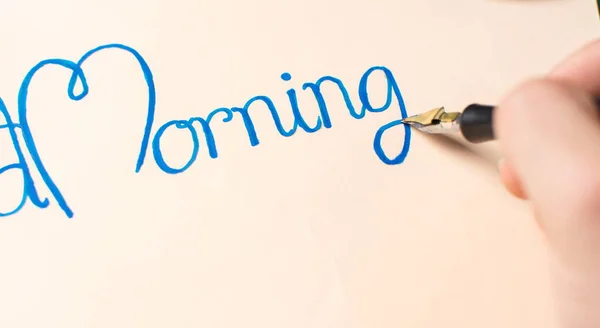 Γράφοντας ένα καλό πρωί Σημείωση το top view — Φωτογραφία Αρχείου