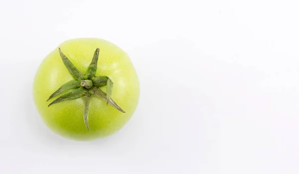 Grüne Tomate auf weißem Hintergrund — Stockfoto