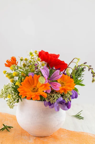 Flores decorativas em um vaso branco — Fotografia de Stock