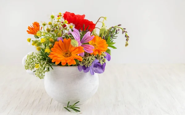 Flores decorativas em um vaso branco — Fotografia de Stock