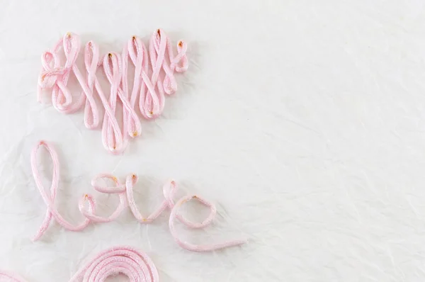 Слово любов з рожевої нитки — стокове фото