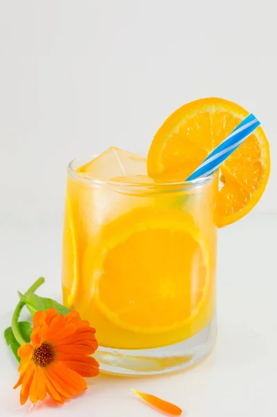 Succo d'arancia in un bicchiere — Foto Stock