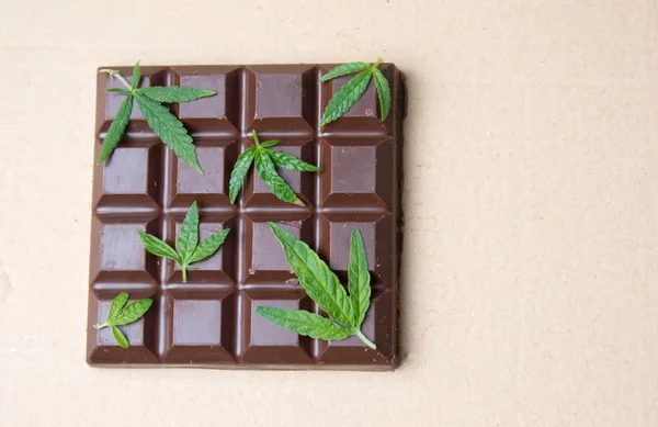 Hojas de marihuana encima de chocolate — Foto de Stock