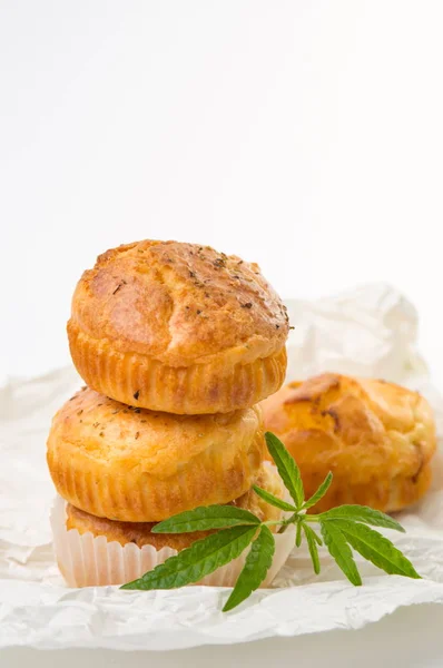 Muffins de cupcake au cannabis sur un papier cuisson — Photo