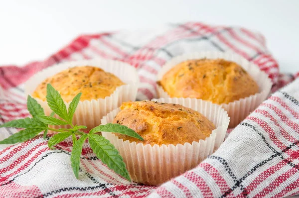 Muffins de cupcake de maconha em um prato — Fotografia de Stock
