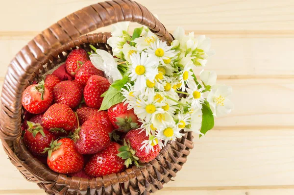 Strawberries and chamomile in a basket — Stock Photo, Image