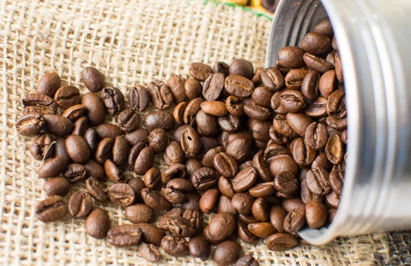 Kavrulmuş kahve çekirdekleri metalden düşme olabilir — Stok fotoğraf