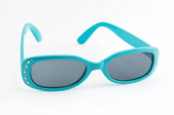 Gafas de sol azules para niños sobre fondo blanco — Foto de Stock
