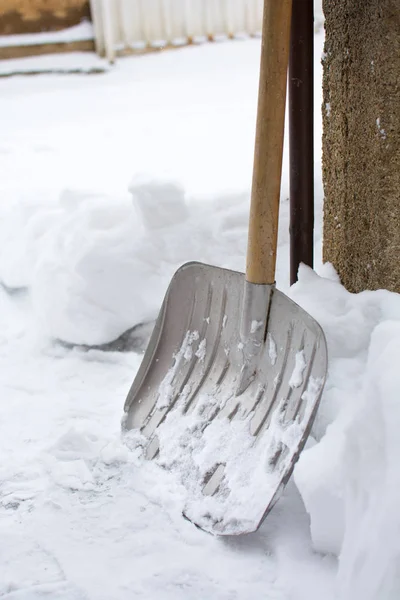 Сніговий лопата в засніженому передньому дворі — стокове фото