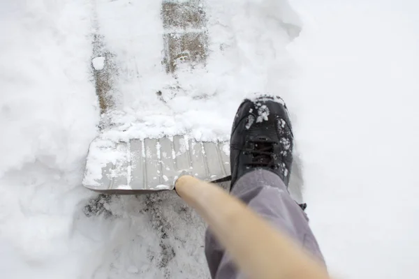 Використання снігової лопати на засніженому подвір'ї — стокове фото