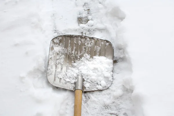 Lopata na sníh zasněžované dvoře — Stock fotografie