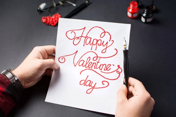Mannelijke handen schrijven van een Valentijnskaart — Stockfoto
