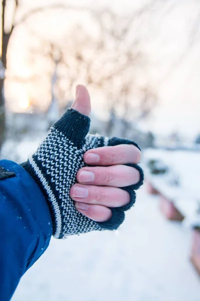 Mão masculina mostrando polegares para cima em luvas de inverno — Fotografia de Stock