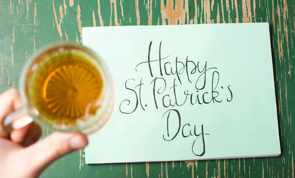 Gelukkige St Patrick dag kalligrafie kaart en een biertje — Stockfoto