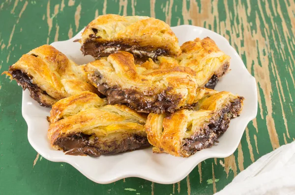 Fette di torta al cioccolato su un piatto bianco — Foto Stock