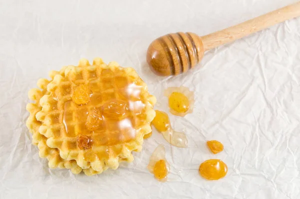 Waffelplätzchen und süßer Honig — Stockfoto