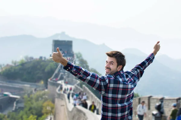 Mann an der großen Mauer aus China — Stockfoto