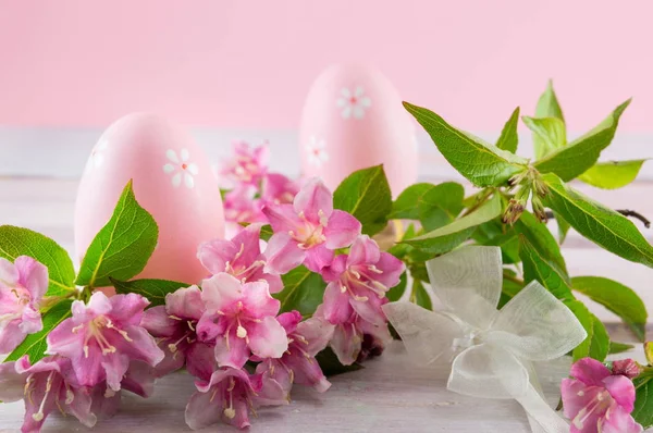 Easter eggs and Japanese rose flowers in bloom — Stock Photo, Image