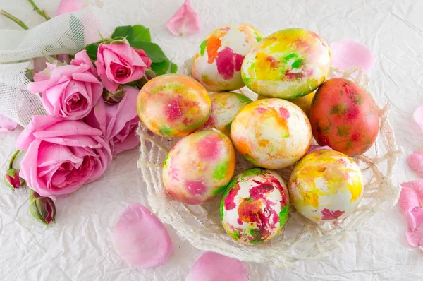 Velikonoční vajíčka a kytice růžových růží — Stock fotografie