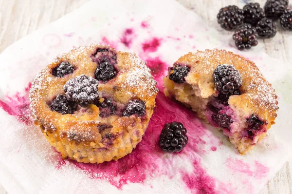 BlackBerry muffins op een plaat — Stockfoto