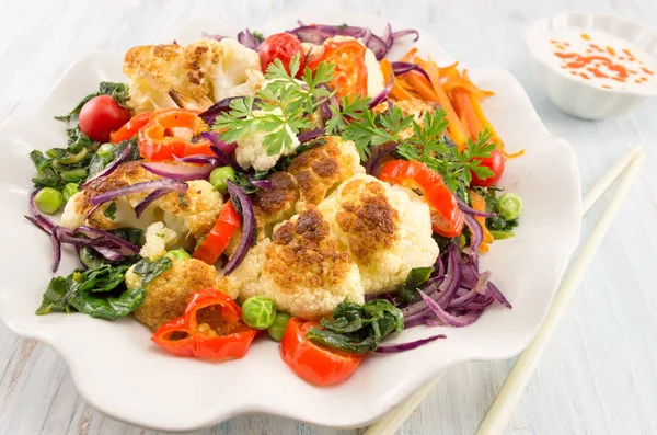 Coliflor frita y verduras mixtas —  Fotos de Stock