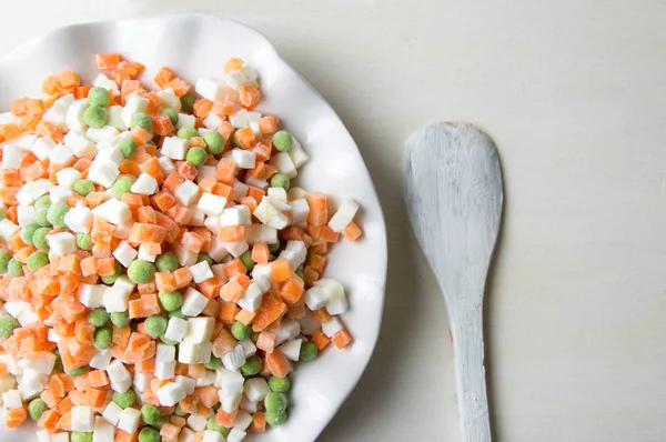 Verduras congeladas en un plato —  Fotos de Stock