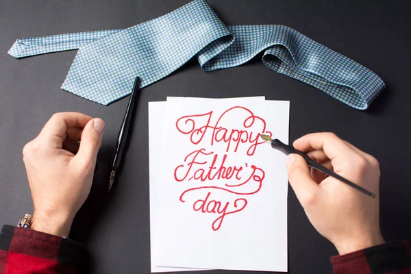 Writing a happy father 's day note — стоковое фото