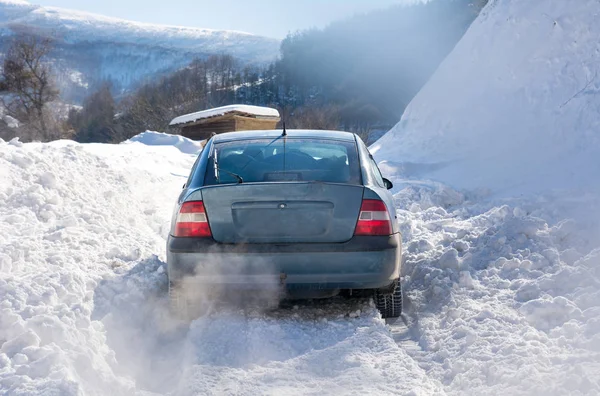 Машина застрягла в снігу під час водіння — стокове фото
