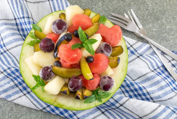 Ensalada de frutas en un melón — Foto de Stock